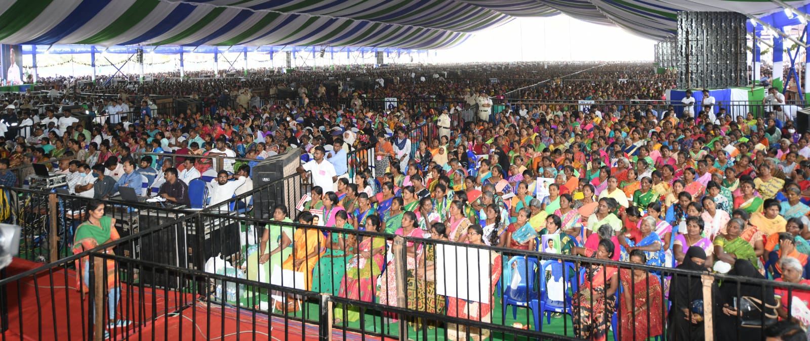 కుప్పం చేయూత నిధుల పంపిణీ &nbsp;బహిరంగ సభకు హాజరైన మహిాళలు