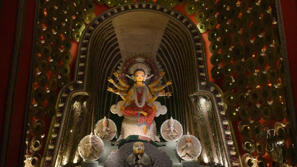 హిందూ క్యాలెండర్ ప్రకారం, మహాలయ అమావాస్య పితృ పక్షం ముగింపును, అలాగే దేవీ పక్షం ప్రారంభాన్ని సూచిస్తుంది. దుర్గా పూజకు ఒక వారం ముందు మహాలయ వేడుకలు ప్రారంభమవుతాయి.