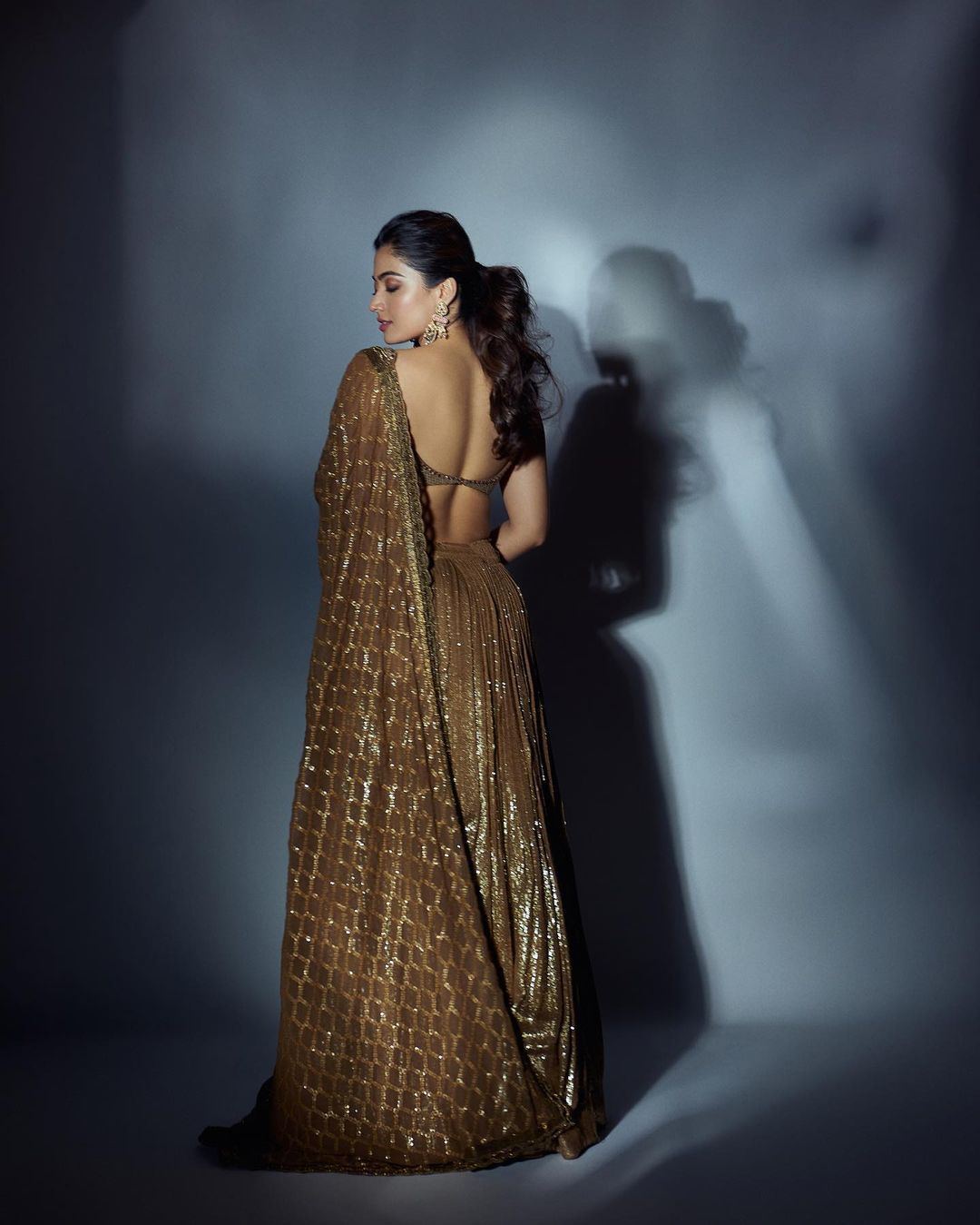 Rashmika Madanna in Golden Lehenga: ఈ గుడ్‌బై మూవీ తర్వాత బాలీవుడ్‌లోనే ఆమె మిషన్‌ మజ్నూ, యానిమల్‌ మూవీలు చేస్తోంది. వీటికితోడు పుష్ప 2 షూటింగ్‌లో కూడా బిజీ కానుంది. రష్మిక తన డ్రెస్సింగ్‌ స్టైల్‌తో బాలీవుడ్‌లో ఓ ఫ్యాషన్‌ ఐకాన్‌గా నిలుస్తోంది.