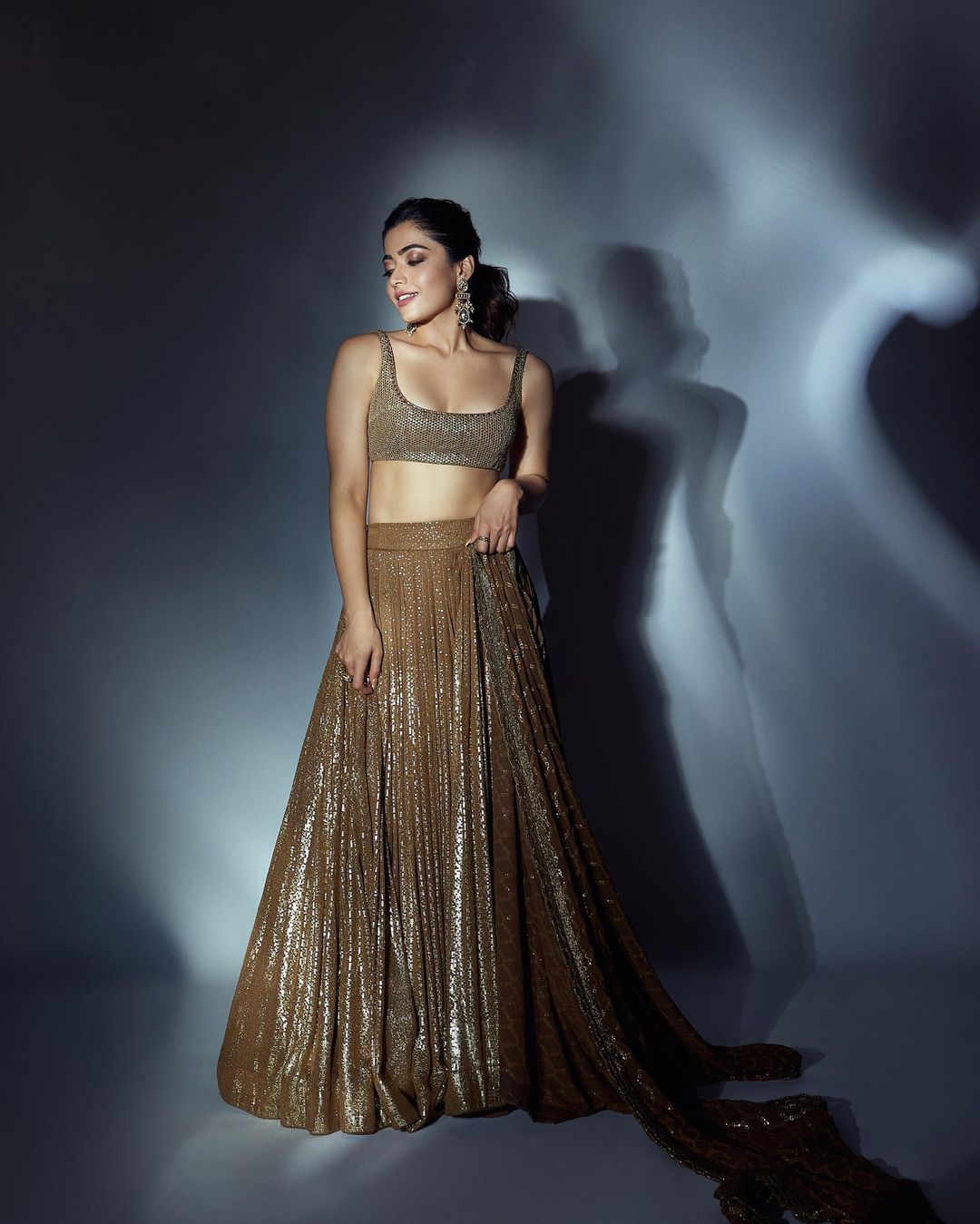 Rashmika Madanna in Golden Lehenga: బాలీవుడ్‌లో వస్తున్న గుడ్‌బై మూవీ ప్రమోషన్ల కోసం ఆమె రోజుకో వెరైటీ డ్రెస్‌లో కనిపిస్తూ అక్కడి ఫ్యాన్స్‌కు నిద్రలేని రాత్రులను మిగులుస్తోందీ కన్నడ బ్యూటీ.