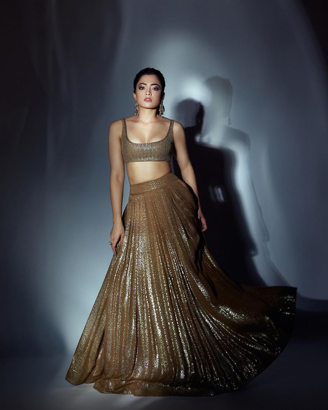 Rashmika Madanna in Golden Lehenga: ఈ లేటెస్ట్‌ ఫొటోషూట్‌ కూడా గుడ్‌బై ప్రమోషన్లలో భాగంగా చేసిందే. "ఇవాళ నేను గోల్డెన్‌ గర్ల్‌. ఎంత కూల్‌గా ఉంది కదా. ఈ లుక్‌ మీకు నచ్చిందా?" అనే క్యాప్షన్‌తో ఈ ఫొటోలను అభిమానులతో పంచుకుంది.