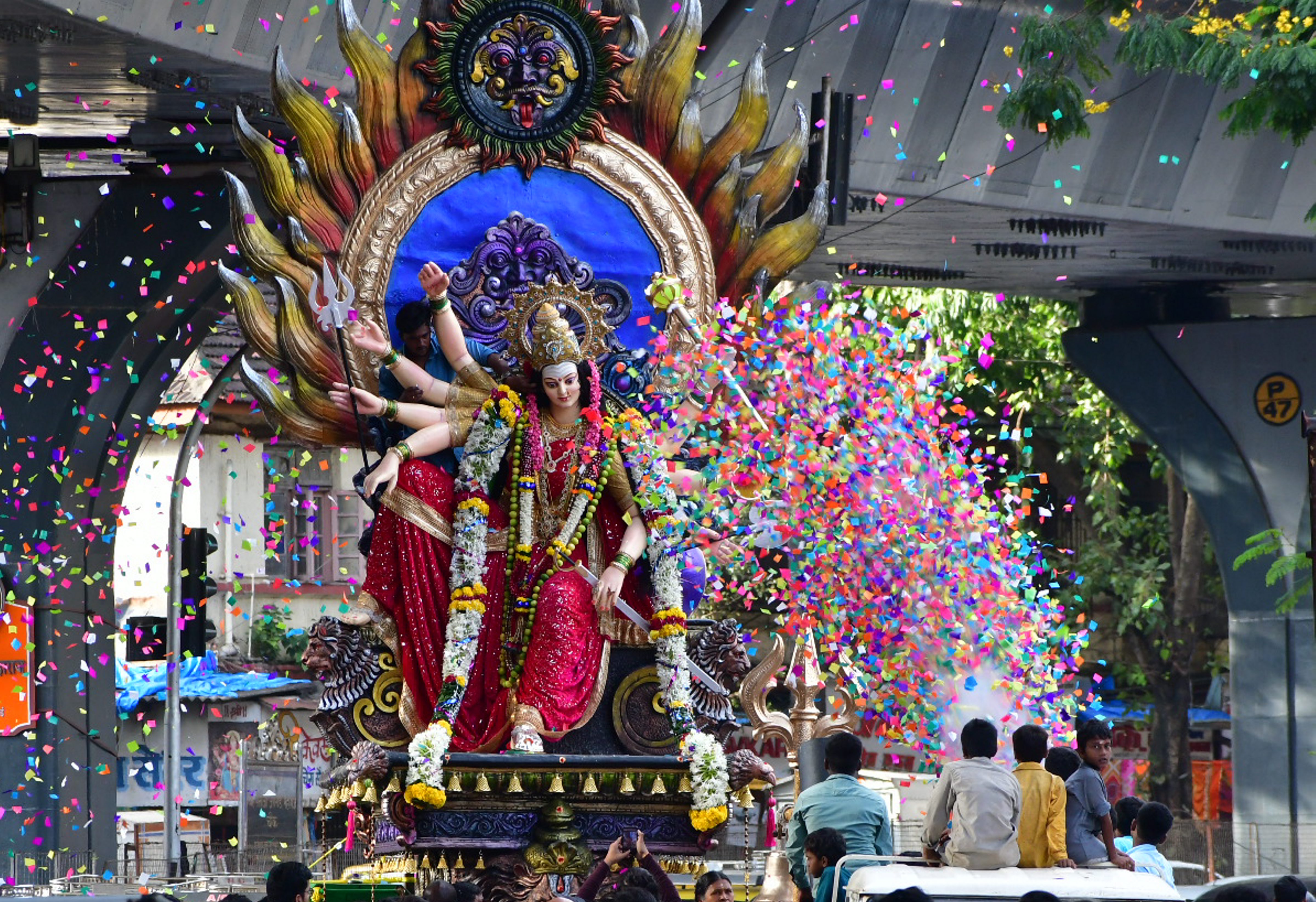 ముంబై, లాల్‌బాగ్‌లోని కమ్యూనిటీ పండల్‌కు కదిలివస్తున్న దుర్గామాత విగ్రహం