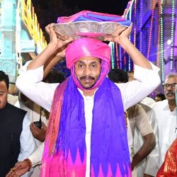 <p>అంతుముందు తిరుపతి గ్రామ దేవత తాతయ్య గుంట గంగమ్మ అమ్మవారిని సీఎం జగన్ దర్శించుకుని ప్రత్యేక పూజలు చేశారు.</p>