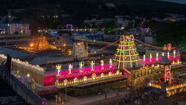 తిరుమలగిరుల్లో విద్యుత్ కాంతుల్లో మెరిసిపోతున్న &nbsp;ఆలయ ప్రాంగణం