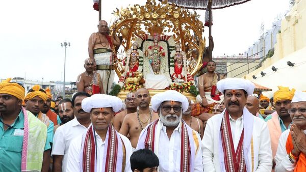 కల్ప వృక్ష వాహనంపై స్వామి వారి ఎదుట టీటీడీ ఈవో, ఛైర్మన్