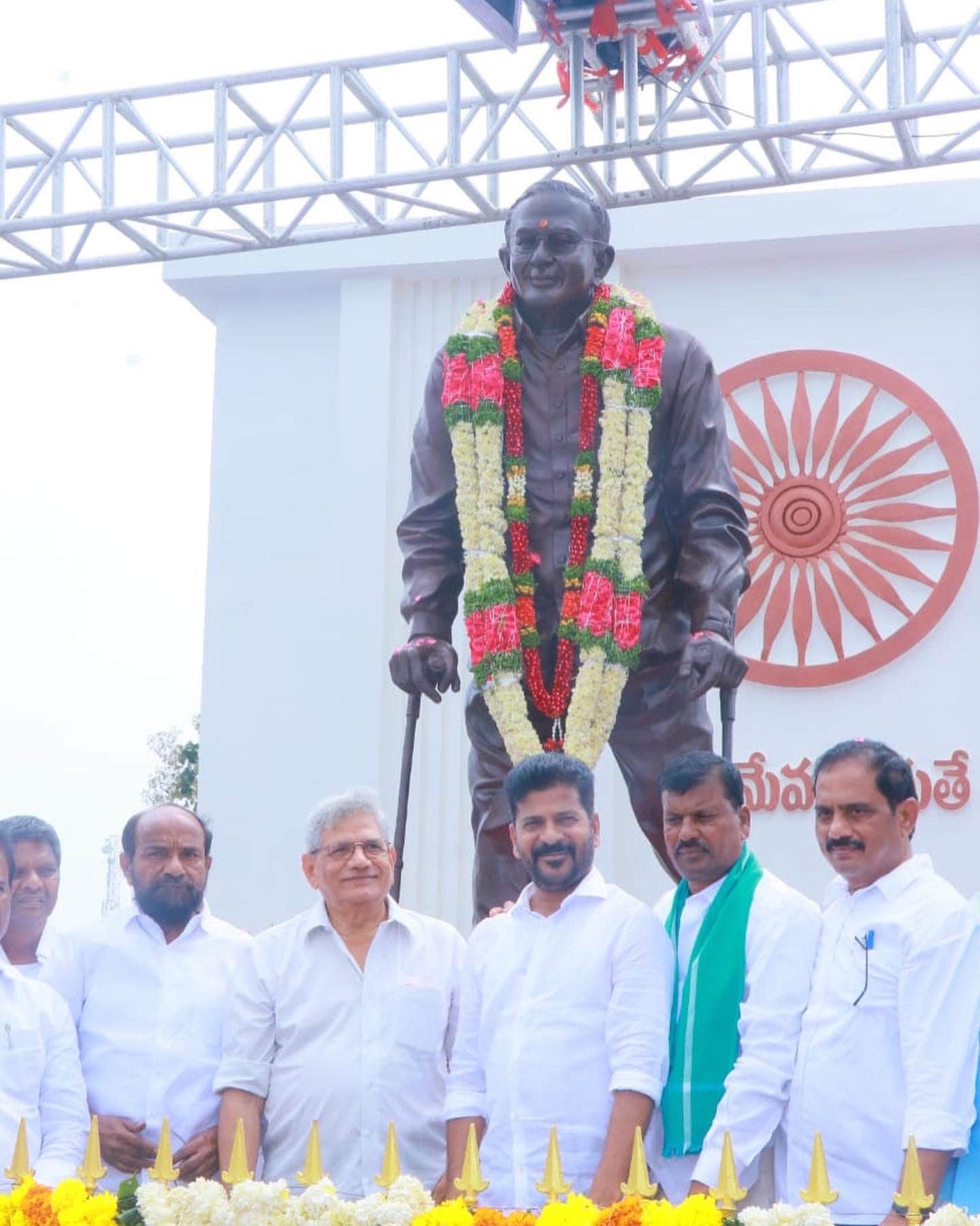 సుదీర్ఘ కాలంపాటు ప్రజాజీవితంలో రాణించిన నేత జైపాల్ రెడ్డి అని టీపీసీసీ అధ్యక్షుడు రేవంత్ రెడ్డి అన్నారు. మచ్చలేని రాజకీయ నేతగా పేరున్న ఆయన్ను.. గౌరవించుకోవటం మన అందరి బాధ్యత అని చెప్పారు. గల్లీ నుంచి ఢిల్లీకి ఎదిగిన నేతగా జైపాల్ రెడ్డికి పేరుందని వ్యాఖ్యానించారు. ఆయన కృషి వల్లే మహబూబ్ నగర్ జిల్లాలోని పలు ప్రాంతాలకు కృష్ణా జలాలు వచ్చాయని కొనియాడారు.