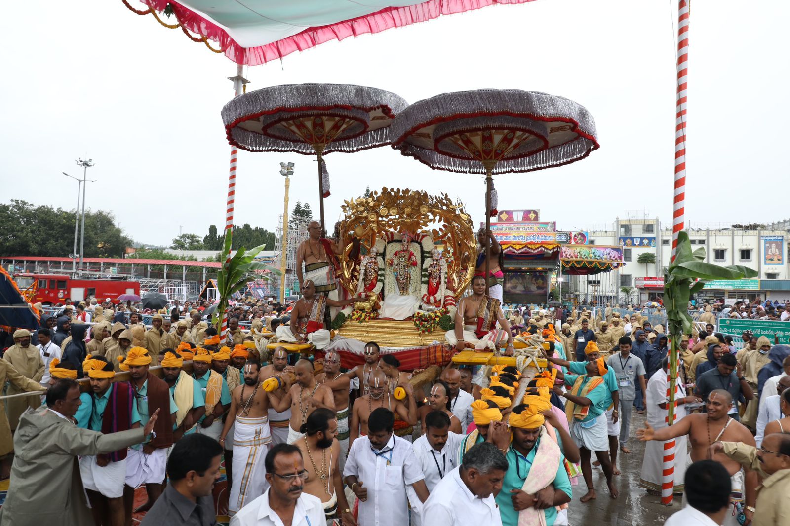 తిరుమల మాడ వీధుల్లో విహరిస్తున్న స్వామి వారు