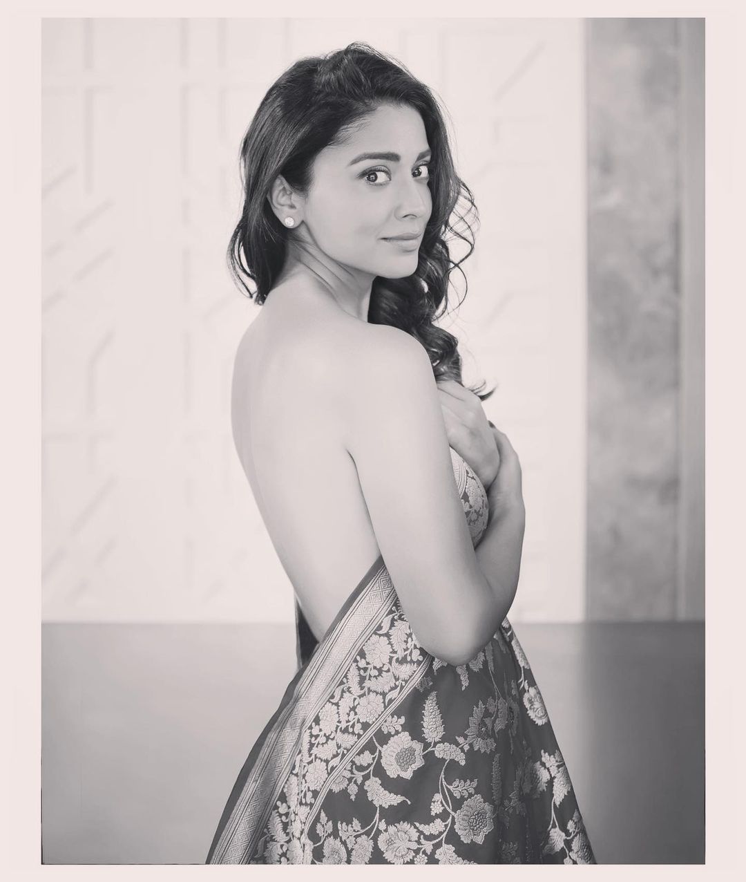 Shriya Saran in Saree: ఈ హాట్‌ ఫొటోషూట్‌ కోసం ఆమె చీరను పూర్తిగా కట్టుకోకుండా ఏదో అలా పైన కప్పుకున్నట్లుగా ఉంది. ఈ బ్యాక్‌లెస్‌ ఫొటోల్లో కొంటె చూపులతోనూ శ్రియ కవ్విస్తోంది.