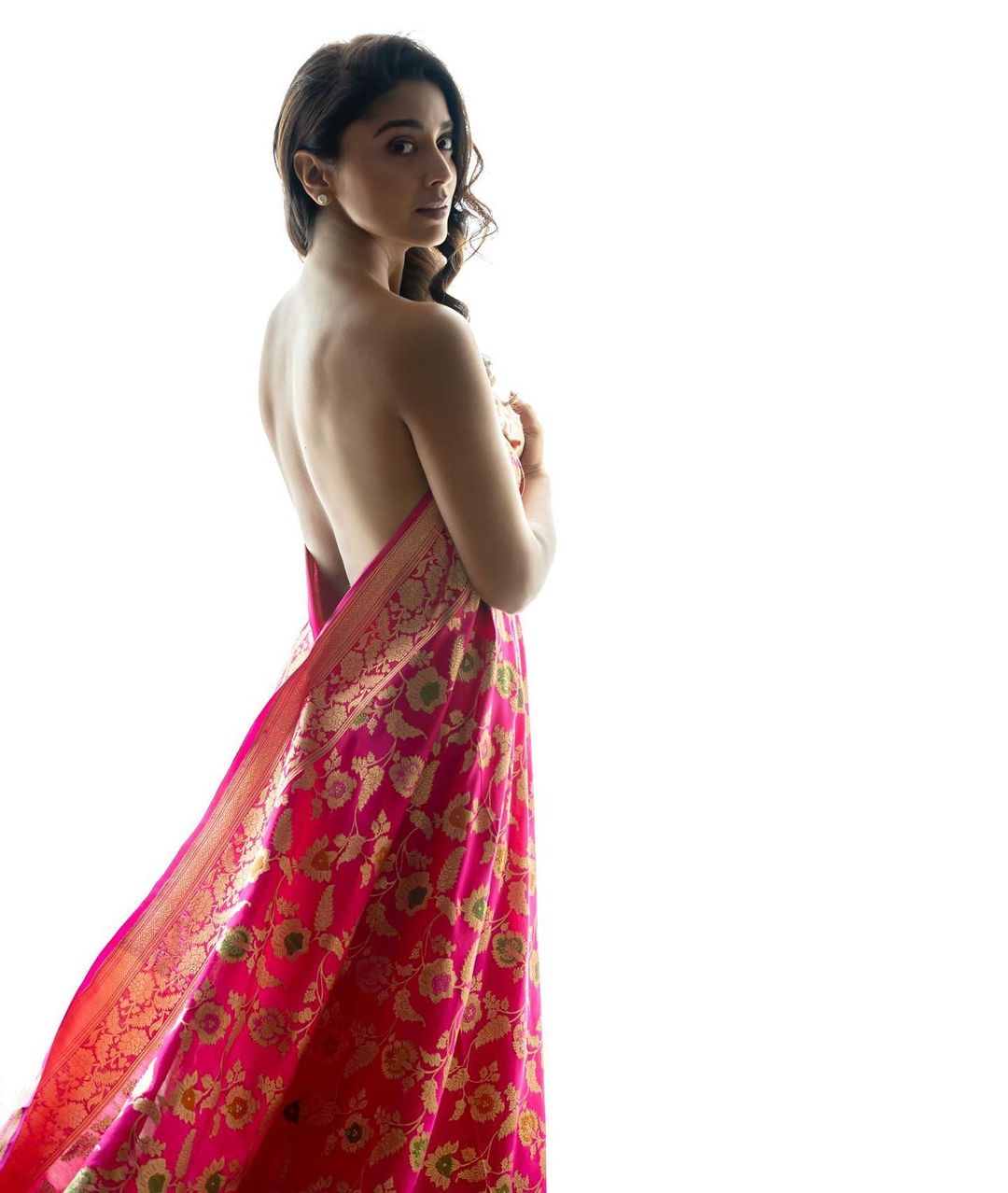 Shriya Saran in Saree: చీరలో ఏదో అలా అనే క్యాప్షన్‌తో శ్రియ ఈ ఫొటోలను ఇన్‌స్టాగ్రామ్‌లో పోస్ట్‌ చేసింది. ఈ ఫొటోల్లో పెద్దగా మేకప్‌ లేకుండా చాలా సింపుల్‌గా కనిపిస్తోంది.