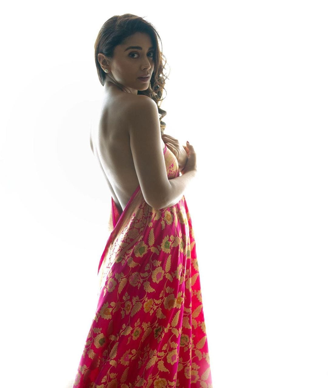 Shriya Saran in Saree: సెలబ్రిటీ ఫొటోగ్రాఫర్‌ సుందర్‌ రాము ఈ ఫొటో షూట్‌ చేశాడు. 40 ఏళ్ల వయసులోనూ తన హాట్‌నెస్‌ ఏమాత్రం తగ్గలేదని ఆమె ఫిల్మ్‌ మేకర్స్‌కు ఈ ఫొటోల ద్వారా చెబుతున్నట్లుగా ఉంది.