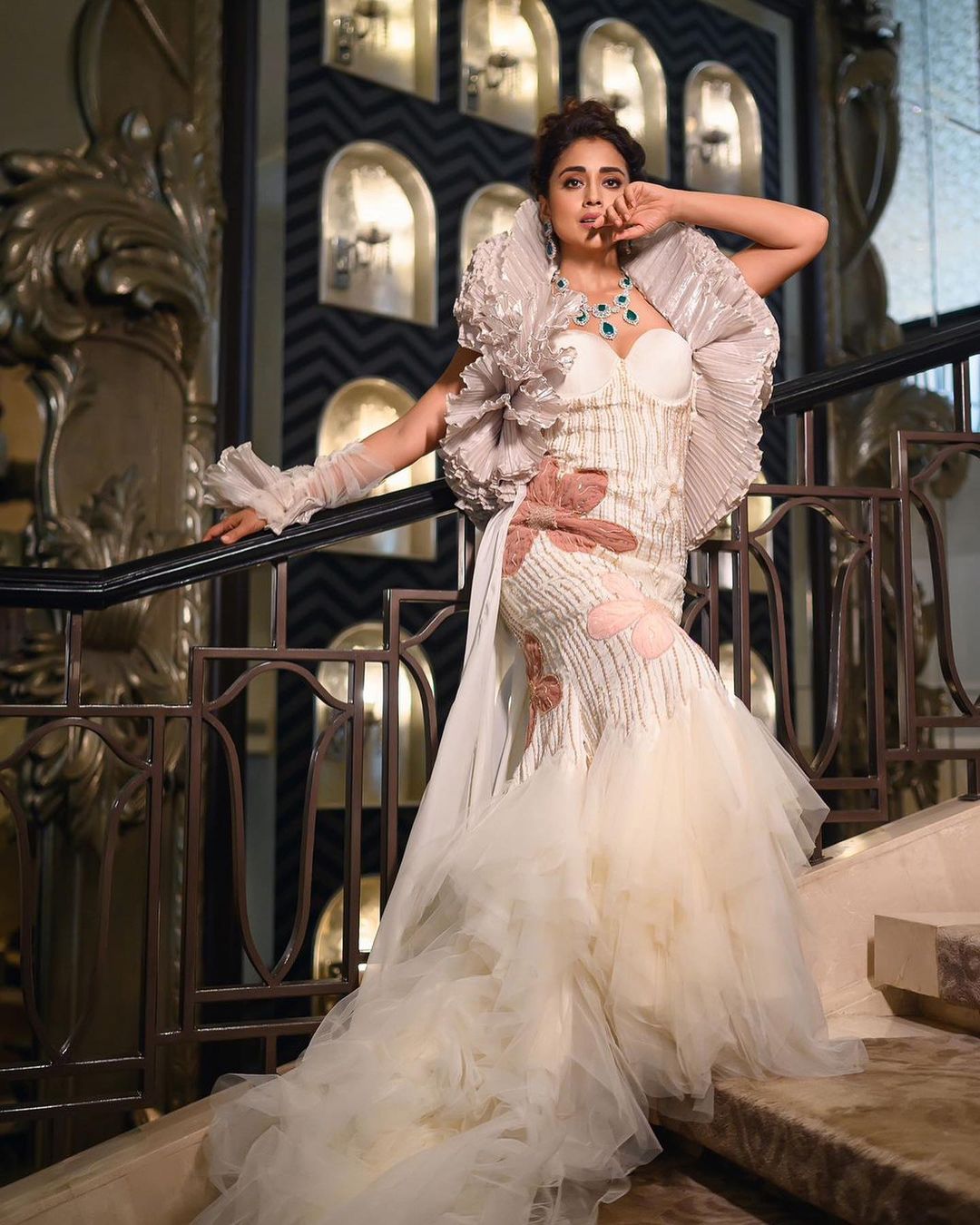 Shriya Saran in Saree: ఈ డ్రెస్‌లో శ్రియ ఏంజిల్‌లా కనిపిస్తోంది. గత శుక్రవారం బాంబే టైమ్స్‌ కోసం శ్రియ ఈ డ్రెస్‌లో ర్యాంప్‌పై మెరిసింది. ఈ ఫొటోలను ఆమె తన ఇన్‌స్టాగ్రామ్‌లో పోస్ట్‌ చేసింది.