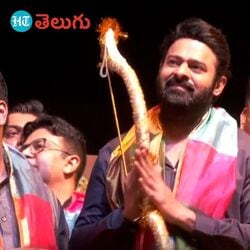<p>రామ్ లీలా మైదానంలో రావణ దహనం చేసిన ప్రభాస్</p>