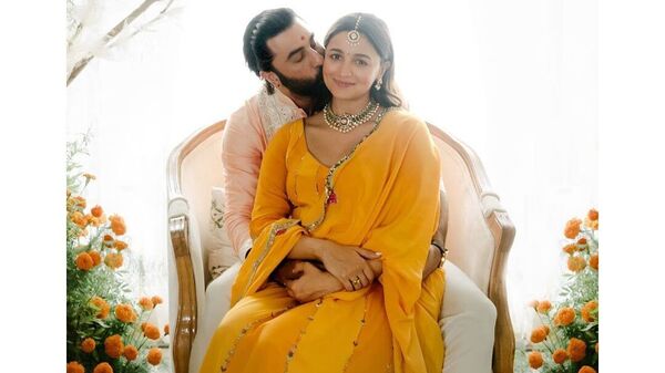 Alia Bhatt Baby Shower: ఈ సీమంతం వేడుకకు ఆలియా సింపుల్‌ ఎల్లో డ్రెస్‌లో రెడీ అయింది. తాము పేరెంట్స్‌ కాబోతున్నామన్న ఆనందం ఆలియా, రణ్‌బీర్‌లలో కనిపించింది. ఈ సందర్భంగా భార్యకు ముద్దు పెట్టి మురిసిపోయాడు రణ్‌బీర్‌.