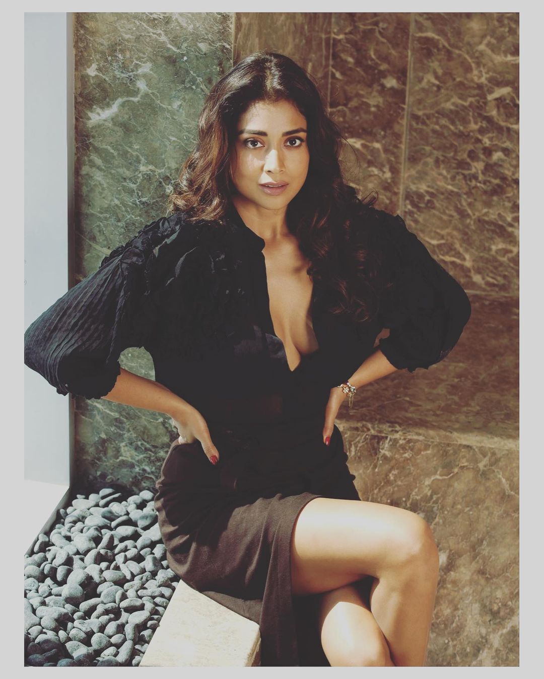 Shriya Saran Hot Photos: ఈ ఫొటోలు చూసిన ఫ్యాన్స్‌ ఈ వయసులోనూ ఏంటీ అందం, అరాచకం అంటూ మెస్మరైజ్‌ అవుతున్నారు. పైగా ఆమె కొంటె చూపులు హీటు పుట్టిస్తున్నాయి.