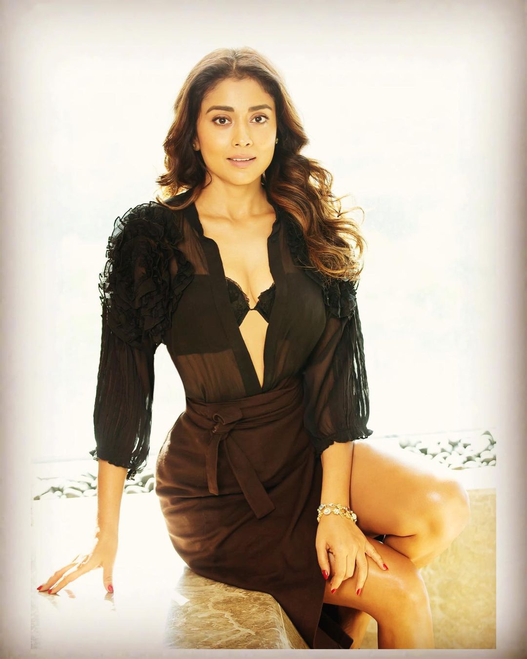 Shriya Saran Hot Photos: ఈ ఫొటోలు షేర్‌ చేసిన కొన్ని గంటల్లోనే లక్షల సంఖ్యలో లైక్స్‌, కామెంట్స్‌ వచ్చాయి. చాలా మంది ఫ్యాన్స్‌ ఫైర్‌, హార్ట్‌ ఎమోజీలతో కామెంట్‌ చేశారు.