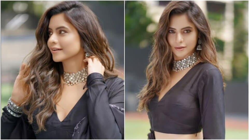 ఆమ్నా షరీఫ్ తన ఫ్యాషన్ లక్ష్యాలను అందించడంలో ఎప్పుడూ సక్సెస్ అవుతూనే ఉంటుంది. ఆమె పూర్తిగా సంపూర్ణ ఫ్యాషన్‌వాది. తన ఇన్‌స్టాగ్రామ్ ప్రొఫైల్‌లో ఫోటోషూట్​లకు సంబంధించిన స్నిప్పెట్‌లను పంచుకుంటూనే ఉంటుంది. తాజాగా నలుపు రంగులో తెల్లటి అంచులతో వచ్చిన లెహంగాలో చాలా అందంగా కనిపించింది.