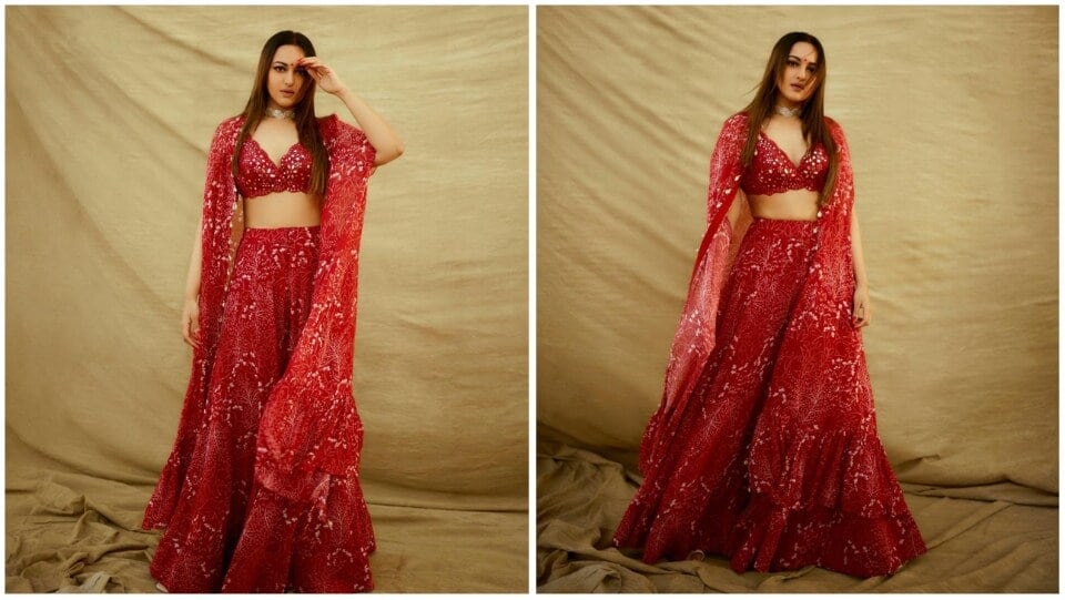 सोनाक्षी सिन्हाचा नवरात्री एडिशन रेड लेहेंगा सेट हा सणासुदीला घालण्यासाठी बेस्ट आहे.