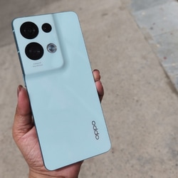 <p>Oppo Reno 8 Pro : ఈ ఒప్పో రెనో 8 ప్రో 5జీలో మరిసిలికాన్​ ఎక్స్​ ఫీచర్​ ఉంది. రాత్రి పూట ఫొటోలు, వీడియోలు తీసేందుకు ఉపయోగపడుతుంది. ఇందులో ఆర్​జీబీడబ్ల్యూ సోనీ ఐఎంఎక్స్​709 సెల్ఫీ సెన్సర్​, సోనీ 50ఎంపీ తో పాటు ఐఎంఎక్స్​766 రేర్​ కెమెరా ఉన్నాయి. 4,500 ఎంఏహెచ్​ బ్యాటరీ దీని సొంతం. దీని ధర రూ. 45,999. గ్లేజిడ్​ గ్రీన్​, గ్లేజిడ్​ బ్లాక్​ రంగుల్లో ఇది ఫ్లిప్​కార్ట్​, ఒప్పో ఆన్​లైన్​ స్టోర్​లో అందుబాటులో ఉంది. ఫ్లిప్​కార్ట్​లో కొంటే రూ. 4000 వరకు బెనిఫిట్స్​ పొందవచ్చు. ఐసీఐసీఐ, యాక్సిస్​ బ్యాంక్​ కార్డులపై రూ. 5000 బిల్లు మీద 10శాతం క్యాష్​బ్యాక్​ కూడా పొందవచ్చు.</p>