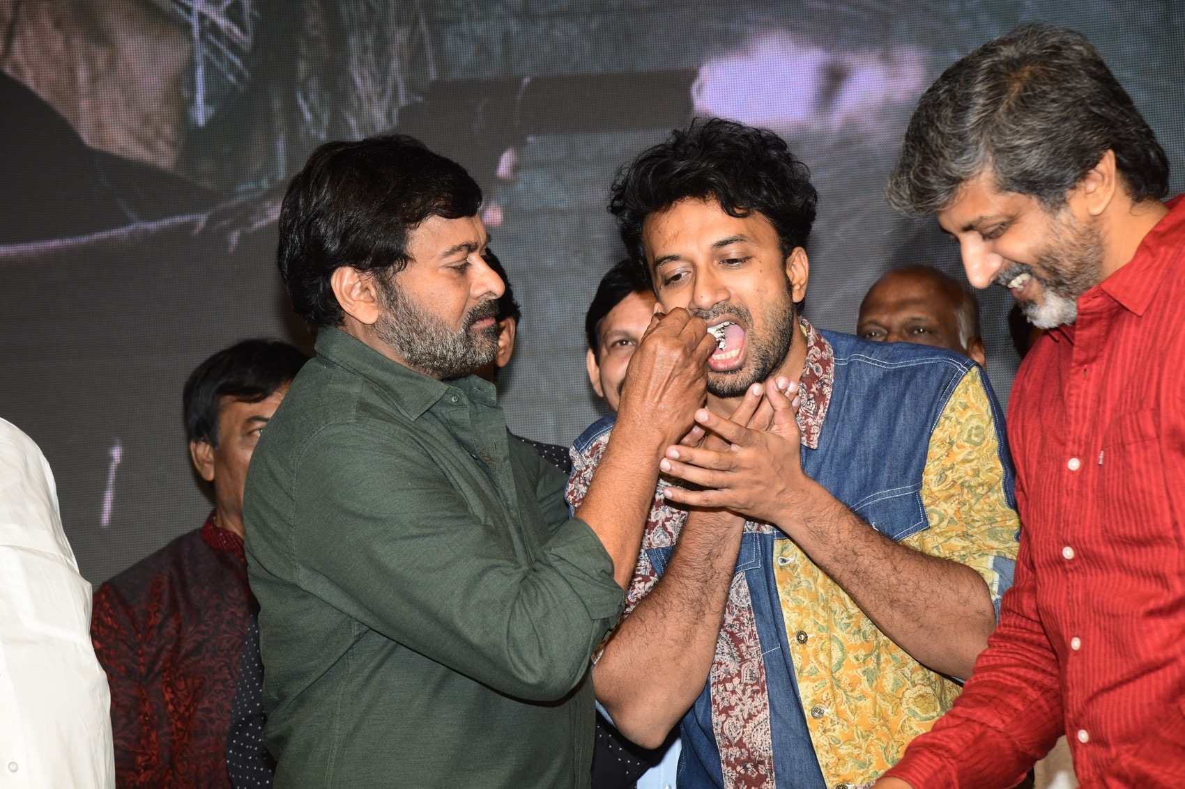 స‌క్సెస్‌మీట్‌లో స‌త్య‌దేవ్‌కు కేక్ తినిపిస్తున్న చిరంజీవి