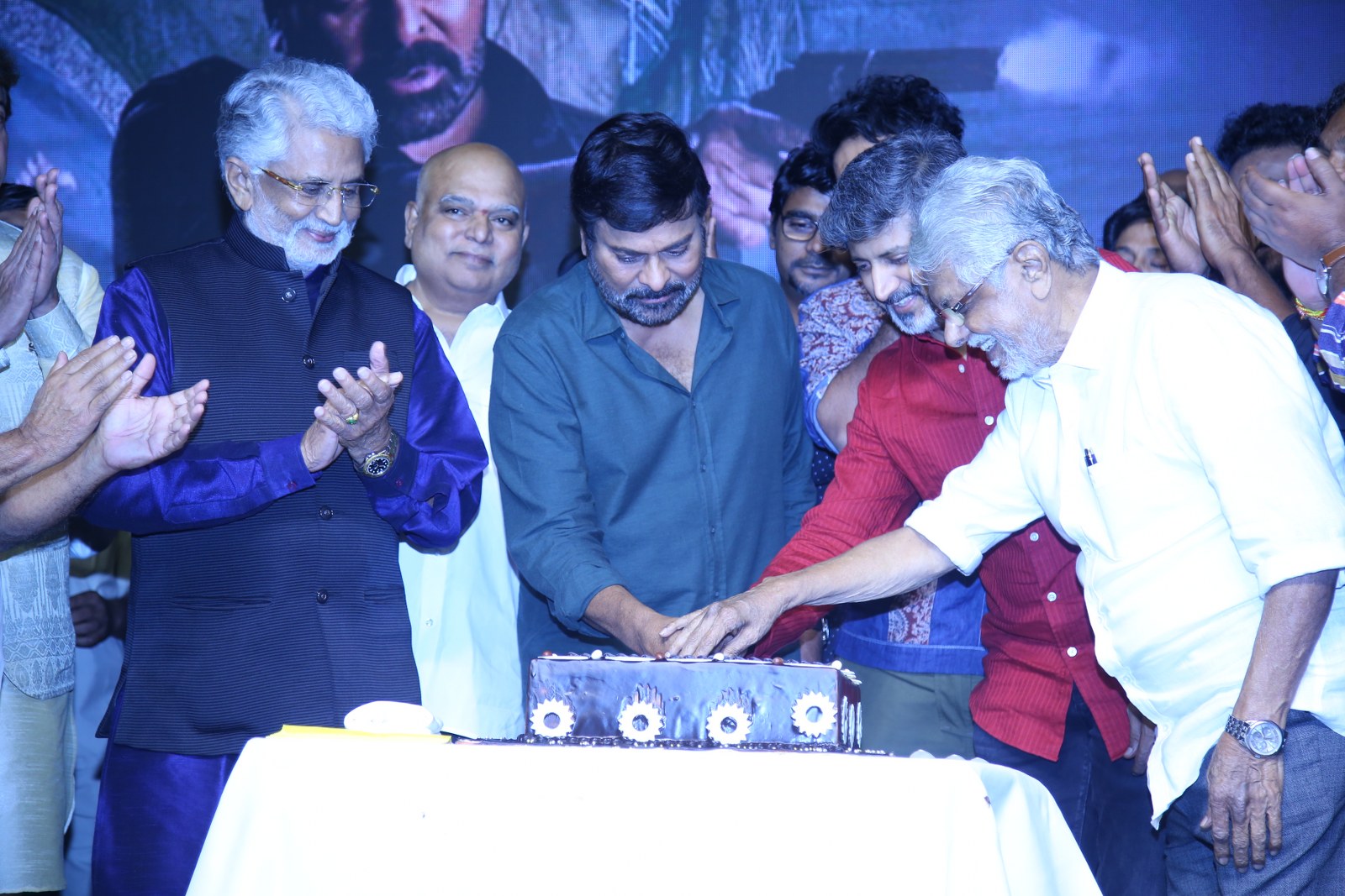 చిత్ర యూనిట్‌తో క‌లిసి కేక్ క‌ట్ చేస్తున్న చిరంజీవి