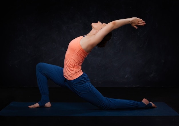 <p>anjaneyasana</p>