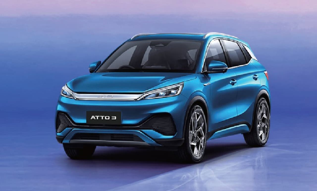 BYD Atto3 EVలోని ఎలక్ట్రిక్ మోటార్ 200 hp శక్తిని, 310 Nm గరిష్ట టార్క్‌ను ఉత్పత్తి చేయగలదు. ఈ కార్ కేవలం 7.3 సెకన్లలో 100 కిలోమీటర్ల వేగాన్ని అందుకోగలదు. ఇందులో ఎకో, స్పోర్ట్ , నార్మల్ అనే మూడు మోడ్‌లను అందిస్తున్నారు. ఈ కార్ ధర సుమారు రూ. 30 లక్షల నుంచి రూ. 40 లక్షల మధ్య ఉండొచ్చని అంచనా.