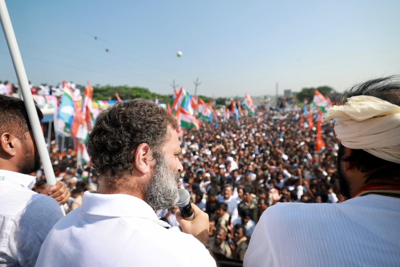 यावेळी कॉंग्रेस नेते राहुल गांधींनी उपस्थित लोकांशी संवाद साधला. यावेळी त्यांनी भाजपच्या धार्मिक राजकारणावर जोरदार टीका केली आहे. याशिवाय महागाई आणि बेरोजगारीच्या मुद्द्यावरूनही केंद्र सरकारला लक्ष्य केलं.