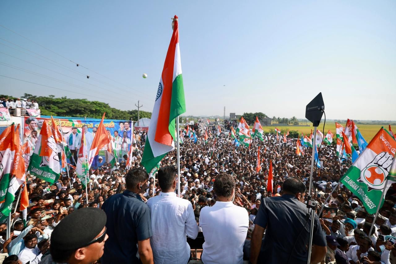 भारत जोडो यात्रा तेलंगणात दाखल झाल्यानंतर राहुल गांधींना पाठिंबा देण्यासाठी तरुणांसह महिलांनी मोठी गर्दी केल्याचं पाहायला मिळालं.