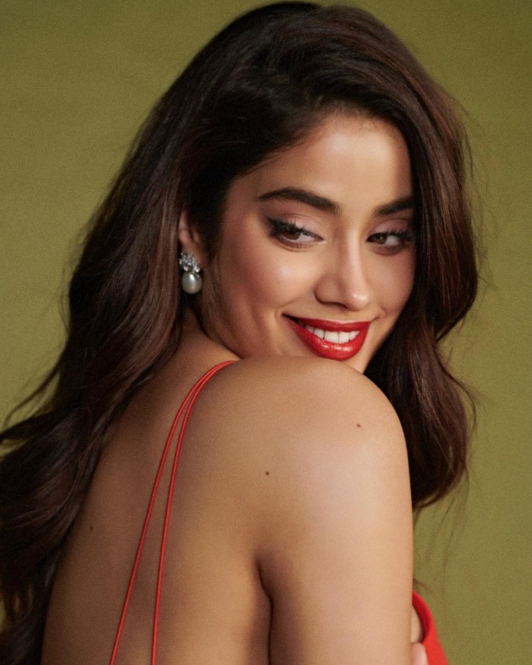 Janhvi Kapoor Hot Photos: మంగళవారం రాత్రి ముంబైలో కపూర్‌ ఫ్యామిలీ, ఫ్రెండ్స్‌తో దీపావళి వేడుకలు జరుపుకున్న తర్వాత మిలీ మూవీ ప్రమోషన్ల కోసం జాన్వీ వెళ్లింది.