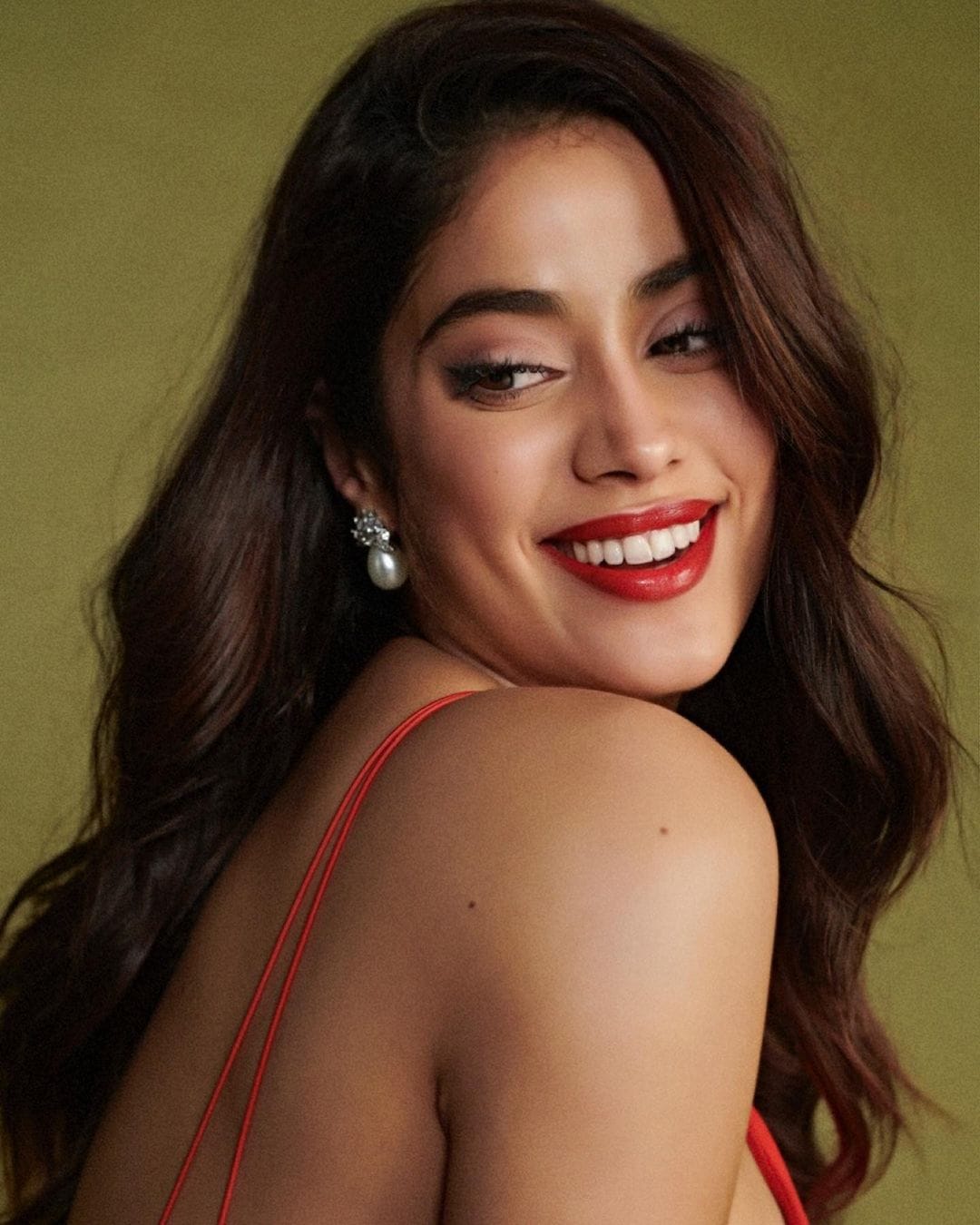 Janhvi Kapoor Hot Photos: రెడ్ డ్రెస్‌, క్యూట్‌ స్మైల్‌తో జాన్వీ అందం రెట్టింపైంది. ఆమె నటించిన మిలీ మూవీ నవంబర్‌ 4న రిలీజ్‌ కానుండగా.. ఏడో రోజు మంగళవారం ప్రమోషన్లలో పాల్గొంది.