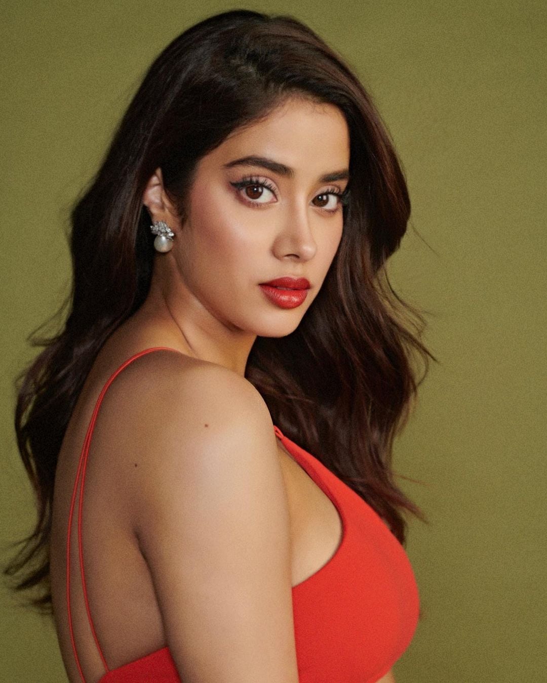 Janhvi Kapoor Hot Photos: జాన్వీ కపూర్‌ను ఈ లేటెస్ట్‌ ఫొటోల్లో చూస్తుంటే హాట్‌నెస్‌ ఓవర్‌లోడెడ్‌ అనిపిస్తోంది. చూపులతోనే ఆమె గుచ్చి గుచ్చి చంపుతోంది.