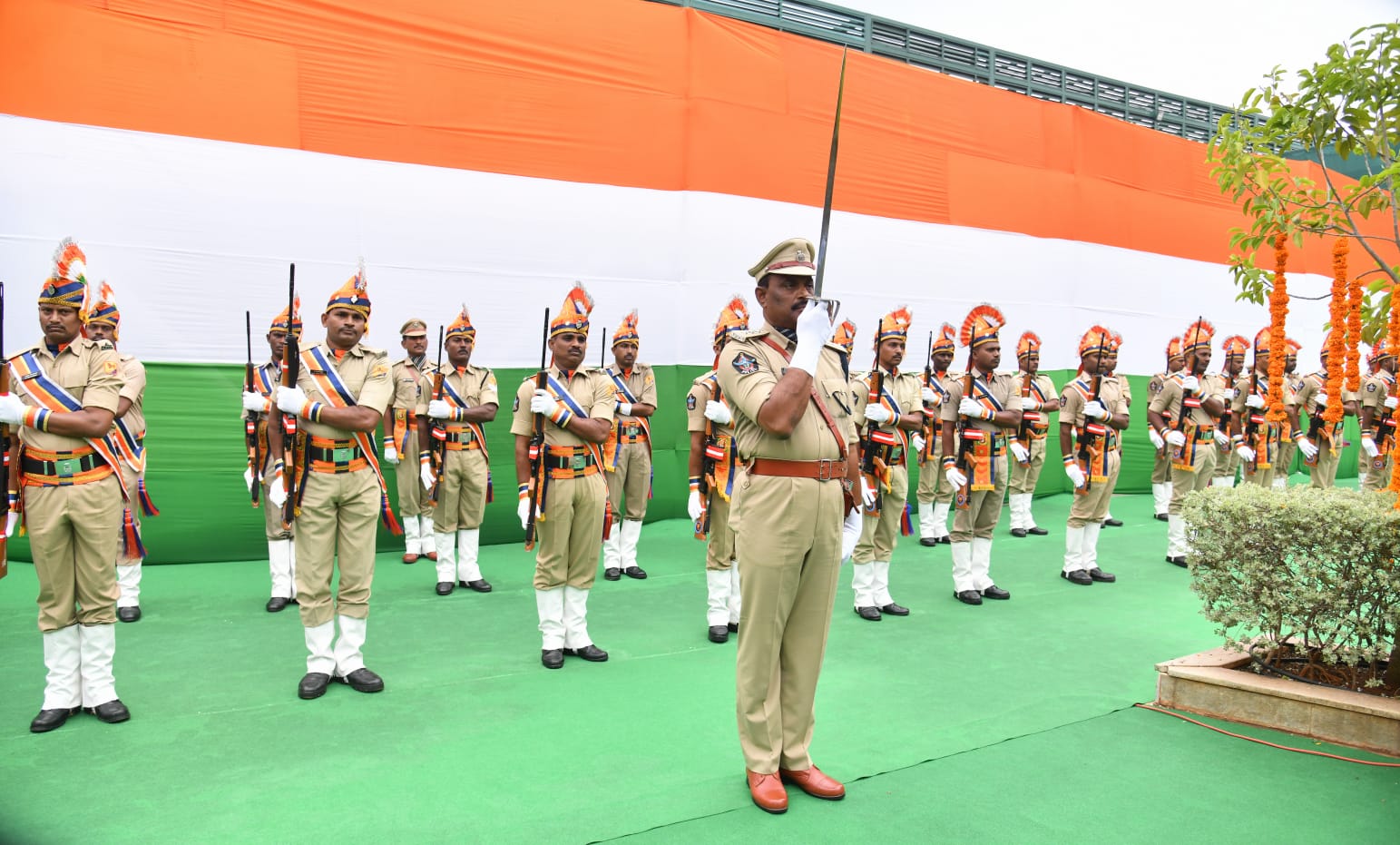 పోలీసుల గౌరవ వందనం