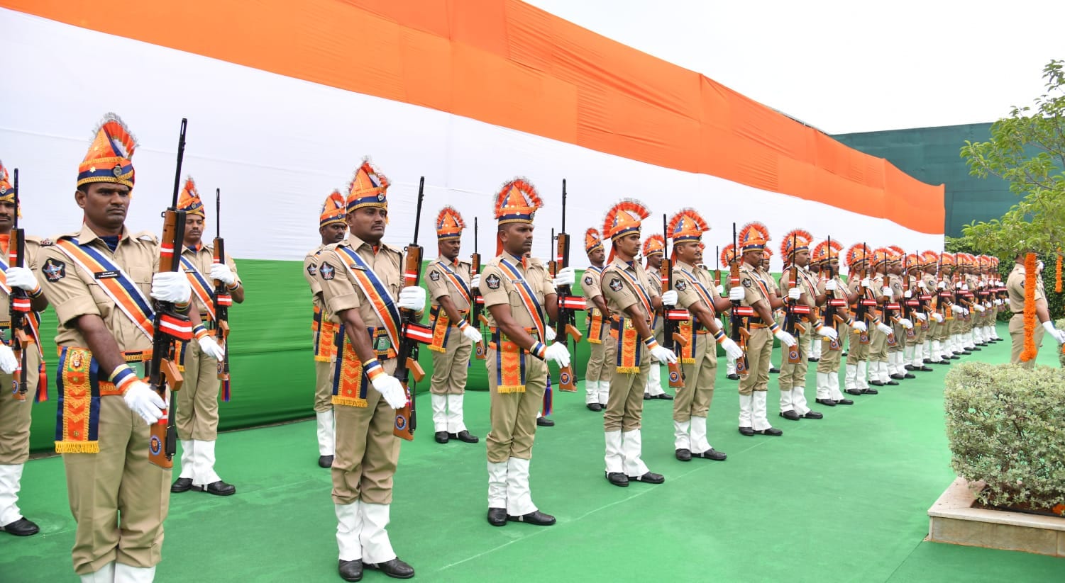 ముఖ్యమంత్రికి పోలీసుల గౌరవ వందనం