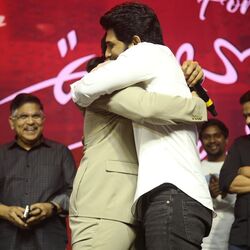 Urvashivo Rakshasivo Success Meet: ఊర్వశివో రాక్షసివో సక్సెస్‌ మీట్‌లో తమ్ముడు అల్లు శిరీష్‌ను గట్టిగా వాటేసుకున్న అల్లు అర్జున్‌. తన ఇద్దరు తనయులను చూసి తండ్రి అల్లు అరవింద్‌ తెగ ఆనందపడిపోయాడు.