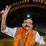 జైలు నుంచి విడుదలైన అనంతరం అభిమానులకు అభివాదం చేస్తున్న సంజయ్ రౌత్ 
