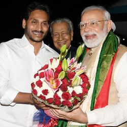 ప్రధానికి  స్వాగతం పలుకుతున్న ముఖ్యమంత్రి జగన్, గవర్నర్‌