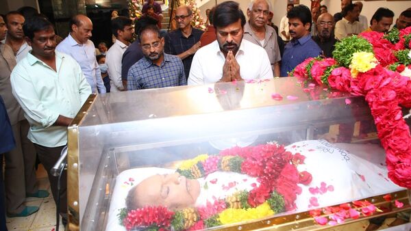 Celebs Paid Homage to Krishna: కృష్ణ పార్థివ దేహానికి నమస్కరిస్తున్న సినీ నటుడు చిరంజీవి