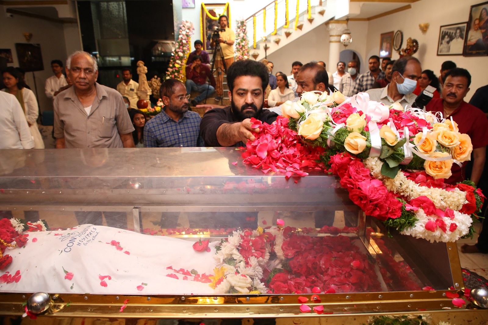 Celebs Paid Homage to Krishna: సూపర్ స్టార్ కృష్ణ పార్థివ దేహంపై పుష్ఫగుచ్చంతో నివాళులర్పిస్తున్న జూనియర్ ఎన్టీఆర్