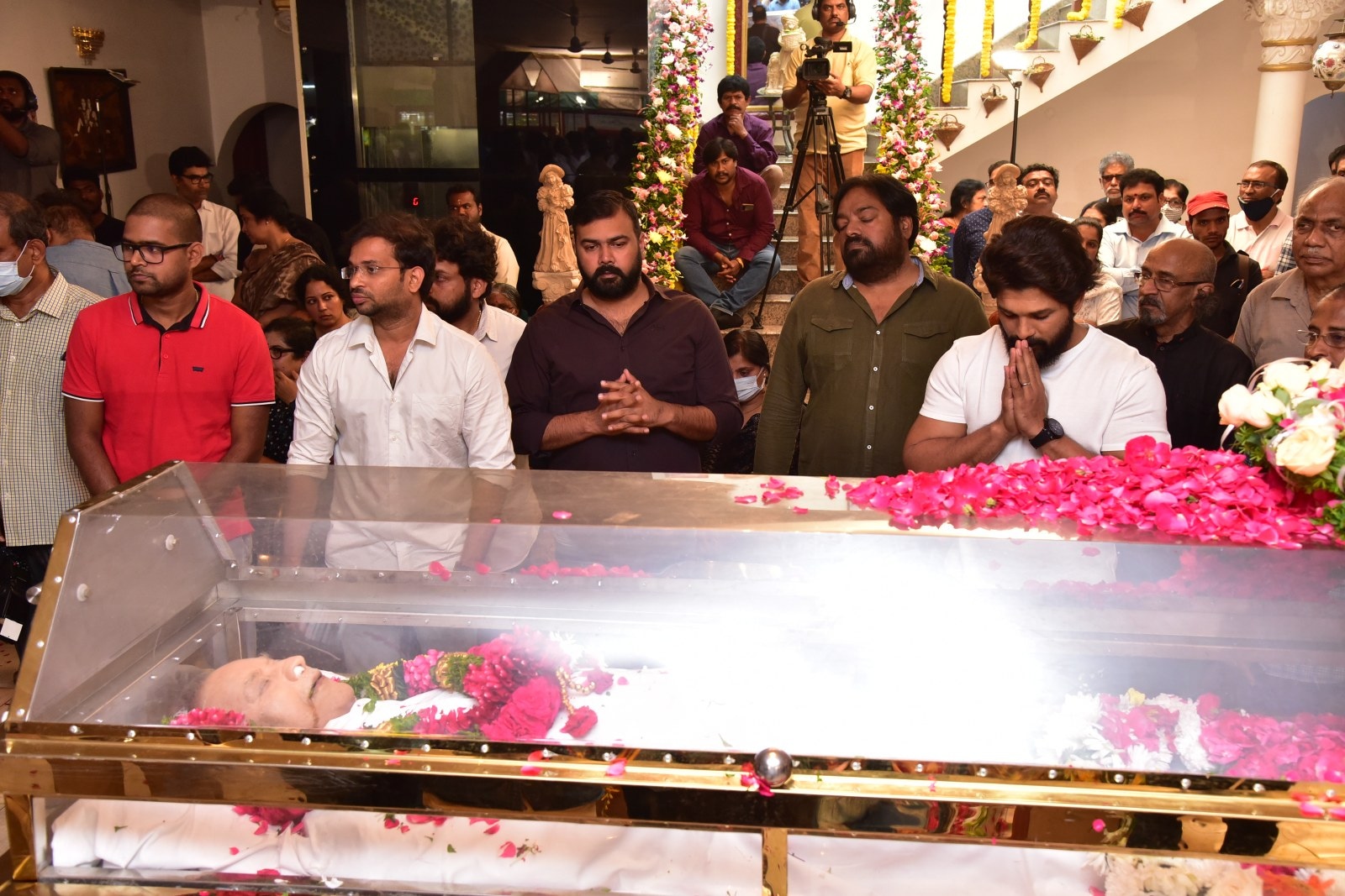 Celebs Paid Homage to Krishna: కృష్ణకు నివాళులర్పిస్తున్న అల్లు అర్జున్