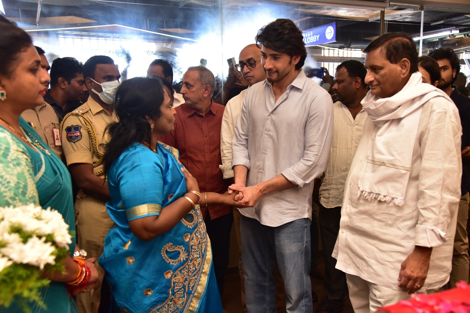 Governor Tamilisai paid homage to krishna: మహేష్ బాబును పరామర్శిస్తూ ధైర్యం నూరిపోస్తున్న గవర్నర్ తమిళిసై సౌందర రాజన్