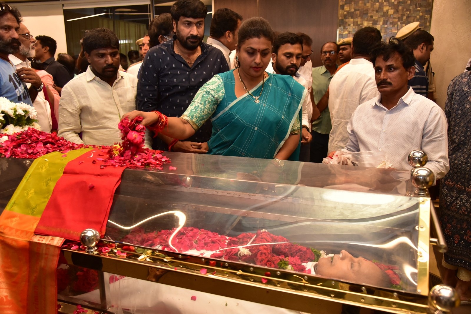 Governor Tamilisai paid homage to krishna: కృష్ణ పార్థివ దేహానికి నమస్కరిస్తున్న సినీ నటి, ఏపీ మంత్రి రోజా