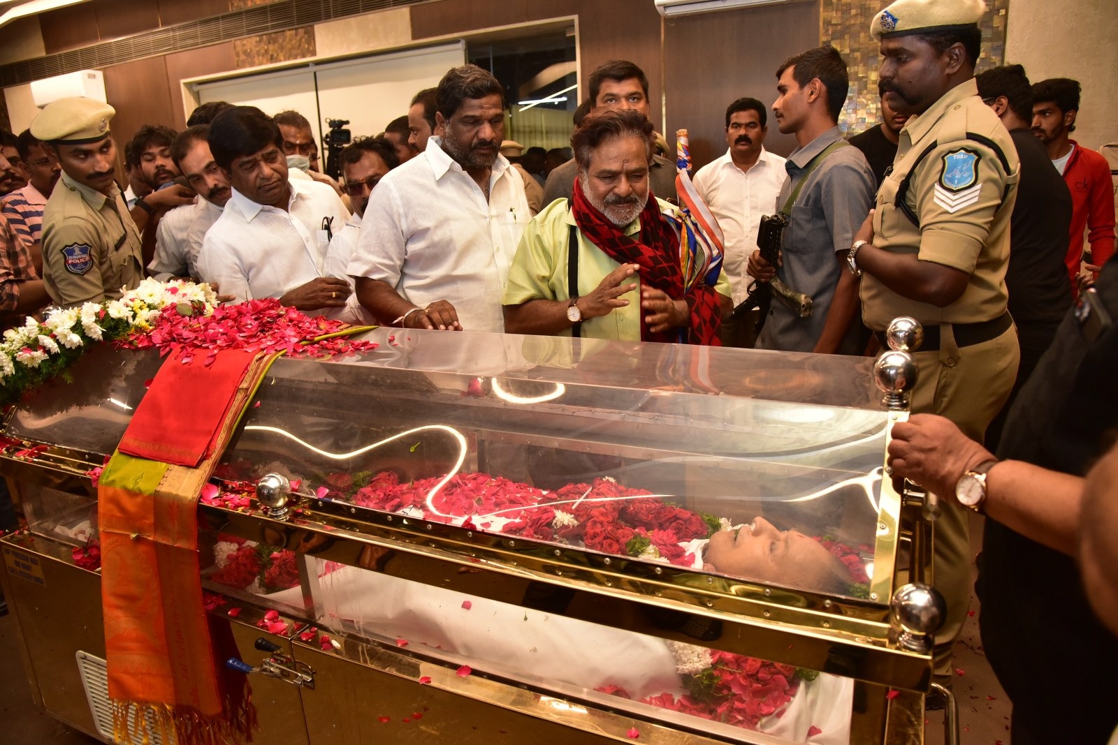 Governor Tamilisai paid homage to krishna: కృష్ణకు నివాళులర్పిస్తున్న ప్రజా గాయకుడు గద్దర్