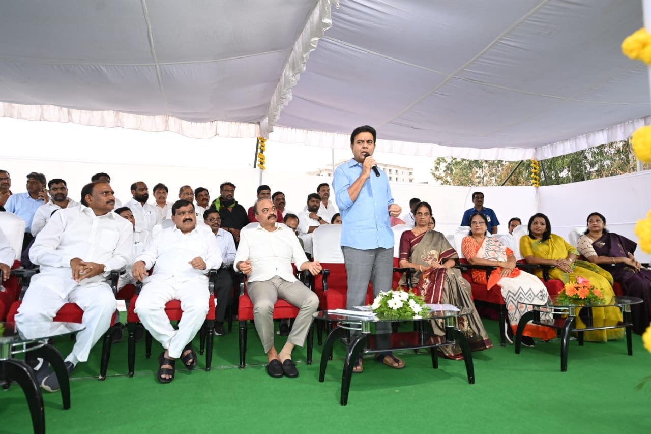 ORR &nbsp;నుంచి గచ్చిబౌలి పైవంతెన మీదుగా బొటానికల్‌ గార్డెన్‌ రోడ్డుపైకి నిర్మిస్తున్న శిల్పా లేఅవుట్‌ రెండోదశ ప్రాజెక్టు డిసెంబరు 2023 నాటికి పూర్తయ్యేలా అన్ని చర్యలు తీసుకుంటామని మంత్రి స్పష్టం చేశారు.