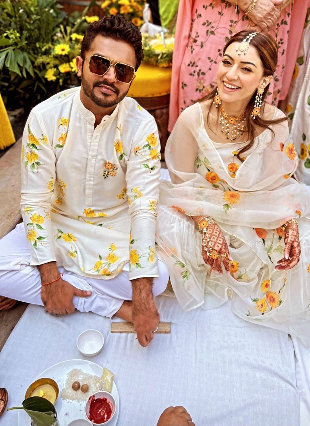 హ‌ల్దీ వేడుక‌ల్లో హ‌న్సిక‌, సొహైల్‌ వైట్ అండ్ వైట్ డ్రెస్‌లో క‌నిపించారు.