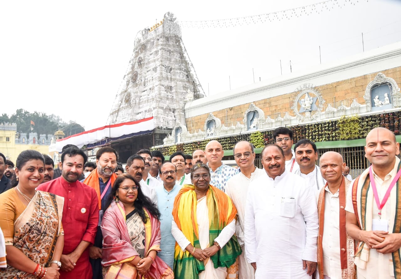 తిరుమల శ్రీవారి ఆలయం వెలుపల మంత్రులు, అధికారులతో రాష్ట్రపతి