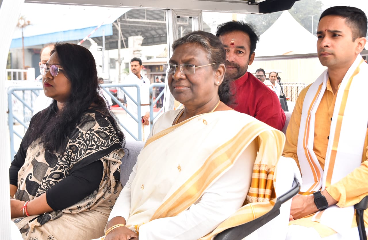 తిరుమల శ్రీవారి దర్శనానికి బ్యాటరీ వాహనంలో వెళుతున్న రాష్ట్రపతి ముర్ము