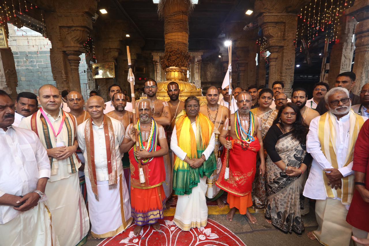 వేదపండితులు, ఆలయ అధికారులతో రాష్ట్రపతి ముర్ము