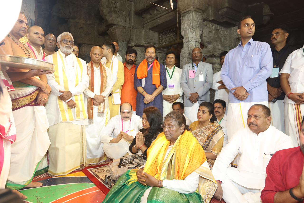 తిరుమల స్వామి వారి దర్శనానంతరం &nbsp;స్వామి సన్నిధిలో రాష్ట్రపతి