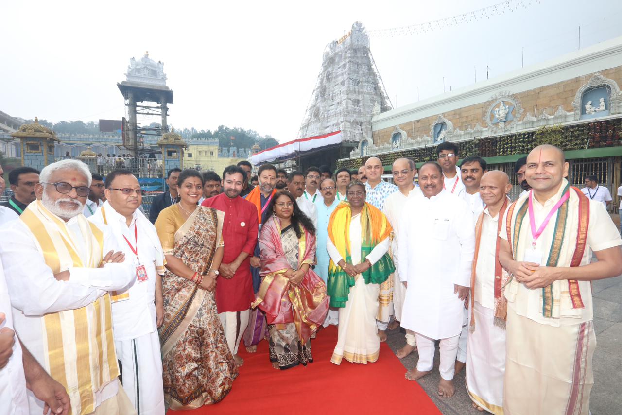 స్వామి వారి దర్శనానంతరం అధికారులు, మంత్రులతో రాష్ట్రపతి