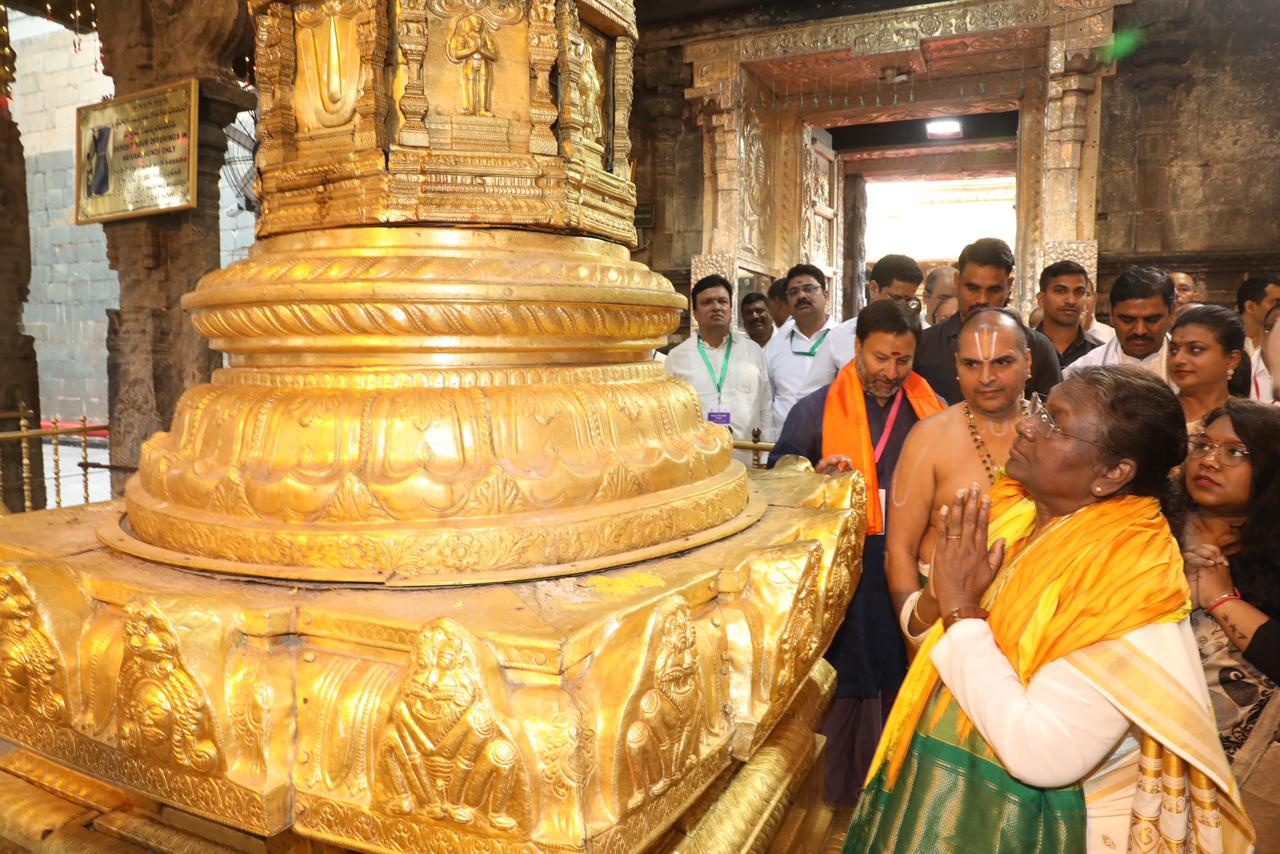 ఆలయ ధ్వజ స్తంభానికి నమస్కరిస్తున్న రాష్ట్రపతి ముర్ము